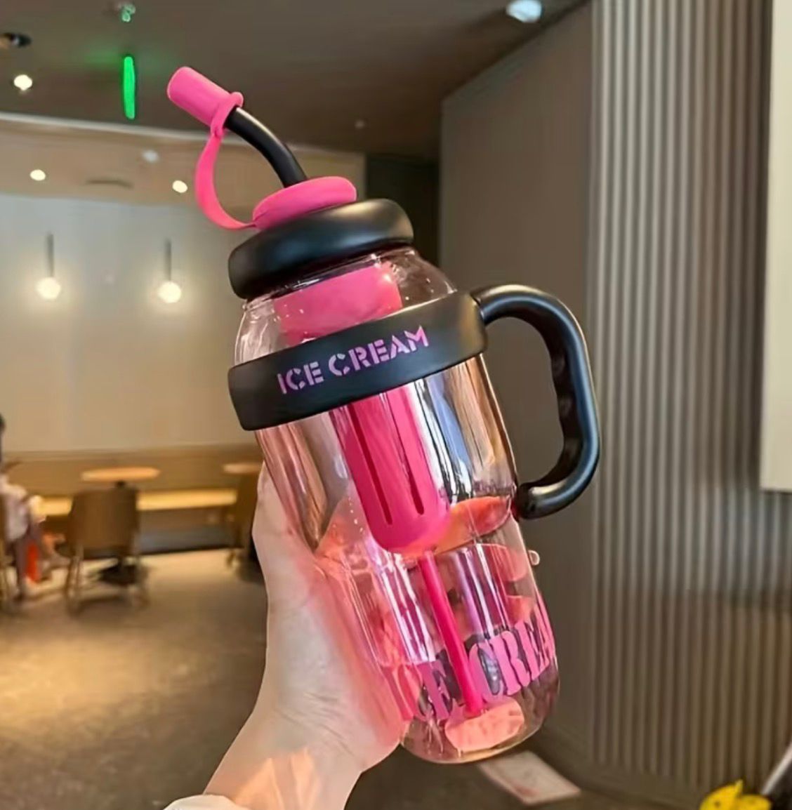 Large Capacity Plastic Water Cup with Handle And Straw, Portable Sports Water Bottle, Tea Cup, Suitable for Cars, Students, And Outdoor Use in 10 Different Scenarios for Holidays
